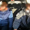 Yanlarında bulunan uyuşturucuyu taksiden dışarı atmaya çalışan şüpheliler polisin dikkati sayesinde yakalandı