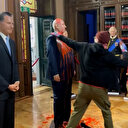 Meksikalı aktivist Netanyahu'nun balmumu heykelini çekiçle paramparça etti