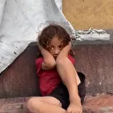 Gazzeli kız çocuğu kendini bomba seslerinden kulağını kapatarak korudu