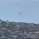 Yahudi İşgalcilerden yeni provokasyon: Trump'ın Kudüs ziyareti öncesi Batı Şeria'da bir tepeye dev ABD bayrağı çekildi