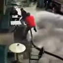 Bayrampaşa'da belediye işçisinin sokağı yıkarken vatandaşları ıslattığı anlar kameraya yansıdı