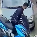 Polisin ‘dur' ihtarına uymayan motosikletli silahını çöpe sakladı: O anlar kamerada