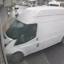 Avcılar’da freni boşalan panelvan dükkana daldı: O anlar kamerada