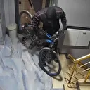 Adana'da apartmandan bisikletin çalınması kamerada