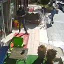 Rahatlığıyla 'pes' dedirten dondurma hırsızı kamerada