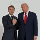 Trump ve Macron'un tokalaşma mücadelesi