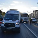 Yolun karşısına geçmek isteyen gence kamyon çarptı