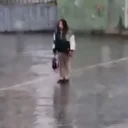 Iğdır'da bir öğrenci sağanakta tek başına İstiklal Marşı’nı okudu