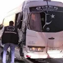 Kamyon emniyet şeridinde bekleyen işçi servisine çarptı: 1 ölü