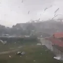 Malezya'daki şiddetli kasırganın önüne çıkan her şeyi yıktığı anlar kamerada