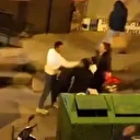 Sokak eşkıyasının kucağında çocuğu bulunan kadını tokatladığı anlar kameraya yansıdı