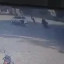 Hatay'da otomobille çarpışan motosikletli yayaların üzerine savruldu