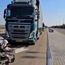 Aşırı sağcı İsrailliler yardım tırlarının önünü bebek arabasıyla kapattı