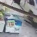 Minibüs kaldırıma çıkıp yayalara çarptı: 2 yaralı