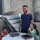 Gazzeliler ateşkesin ardından çocuklarla birlikte tatlı yaptı
