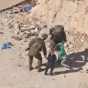 İşgalci İsrail askerleri çocukları yerde sürükledi