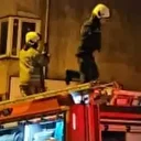 Beyoğlu’nda 4 katlı binanın çatısı alev alev yandı: Vatandaşlar tahliye edildi