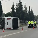 İzmir’de havalimanı personel servisi devrildi: Yaralılar var