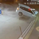 Mardin'de hafif ticari araç petrol ofisine daldı