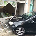 Sürücüsünü hakimiyetini kaybetti: Otomobil son hızla dükkana girdi