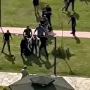 Bina sakinleri site bahçesinde birbirine bıçakla saldırdı: Ortalık savaş alanına döndü