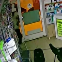 Elazığ'da hırsızın telefoncunun camını kırıp soygun yaptığı anlar kameraya yansıdı