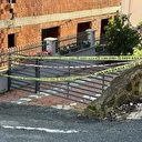 Zemindeki kayma nedeniyle tahliye edilen binada oturan aileler mağdur oldu: Kişisel eşyalarını almak istiyorlar