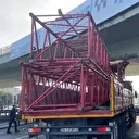 Bakırköy'de vinç parçası yüklü TIR köprüye sıkıştı