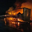 Yalova'da konserve yüklü tır alev alev yandı