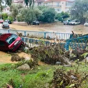 İzmir'de sağanak yüzünden vatandaşlar perişan oldu: Sel sularına kapılan bir kişi kayıp