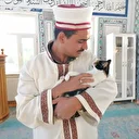 Hayvan sevgisiyle gönülleri kazandı: İmam kedileri leğende yıkayıp camide bakıyor