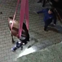 Evin damında mahsur kalan inek vinçle kurtarıldı