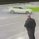 Arnavutköy’de şaşırtan kaza: Kontrolden çıkan otomobil refüje çıkıp geri döndü