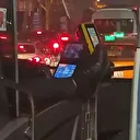 İETT şoförünün ayağını dışarı çıkararak araç kullanması kamerada