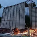 Antalya'da fırtınada uçan çatı karayoluna savruldu