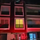 Depreme çocuğu kurtarmaya çalışan itfaiye ekipleri vinç üzerinde yakalandı