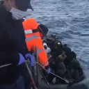 İzmir açıklarında iki lastik bot durduruldu: 86 göçmen yakalandı