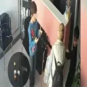 Müşteri kılığında hırsızlık: Güzellik merkezindeki çocukları iterek kaçtı