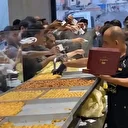 Gazze’de yaşanan tüm acıların ardından bir tatlı dükkanı faliyete geçti