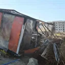 Alevlerin arasına dalan operatör, konteyneri uçurumdan yuvarladı