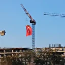 Vinç operatörü 35 metre yükseklikte Türk bayrağını dalgalandırdı