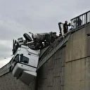 TIR'ın viyadükte devrildiği kaza kamerada