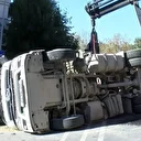  Beşiktaş'ta yükünü boşaltan hafriyat kamyonu devrildi