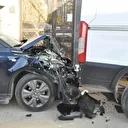 Otomobilin çarptığı kamyonet aydınlatma direğini devirdi: 2 yaralı