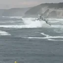 Balıkçı teknesinin dev dalgalarla mücadelesi