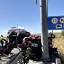 Hafif ticari araçla çarpışan otomobil yön levhası direğine çarptı: 10 yaralı