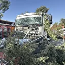 Malatya'da feci kaza: Freni arızalanan kamyon 7 konteyner iş yerine çarptı