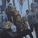 Eski eş dehşeti kamerada: Kucağındaki bebeğe aldırmadan defalarca bıçakladı