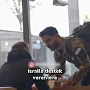 Sosyal medya fenomeni Hamit Eroğlu'ndan İsrail askeri kılığında boykot çağrısı: Starbucks müşterisine plaket verdi