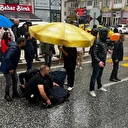 Esnaf, kazada yaralanan yaya ıslanmasın diye şemsiye açtı, üstüne mont örttü